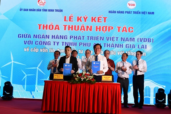 Ông Bùi Nam - Phó Giám đốc phụ trách chi nhánh VDB khu vực nam Trung Bộ và Ông Dương Ngô Phụng – Tổng Giám đốc Công ty Công ty TNHH Phú An Thành Gia Lai thực hiện ký kết hợp tác