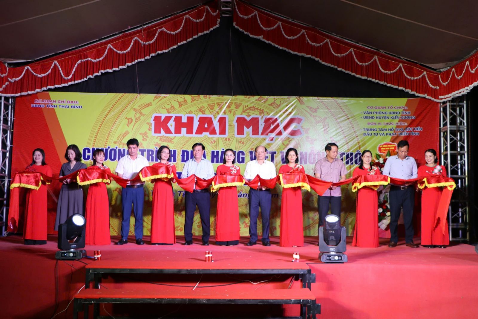 Các đồng chí lãnh đạo tỉnh, huyện Kiến Xương và đại biểu các sở ngành cắt băng khai mạc chương trình. Các đồng chí lãnh đạo tỉnh, huyện Kiến Xương và đại biểu các sở ngành cắt băng khai mạc chương trình.