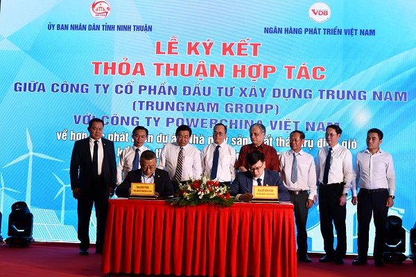 Ông Đỗ Văn Kiên - Phó Tổng Giám Đốc Trung Nam Group và Ông Guo Feng - Tổng Giám Đốc SinoHydro Jia Jiang lthực hiện ký kết biên bản Thỏa thuận hợp tác (giữa Trung Nam Group và Power China Việt Nam )