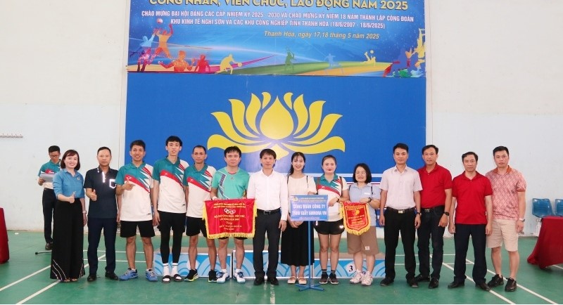 Ban Tổ chức trao giải Nhất toàn đoàn cho Công đoàn Công ty TNHH Giầy Annora Việt Nam.