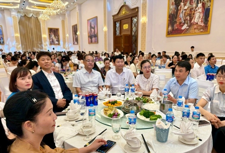 Lãnh đạo Công đoàn Khu Kinh tế Nghi Sơn và các Khu công nghiệp tỉnh, Ban Giám đốc và công đoàn Công ty TNHH Sakurai Việt Nam ăn cơm, trò chuyện cùng công nhân. Lãnh đạo Công đoàn Khu Kinh tế Nghi Sơn và các Khu công nghiệp tỉnh, Ban Giám đốc và công đoàn Công ty TNHH Sakurai Việt Nam ăn cơm, trò chuyện cùng công nhân.