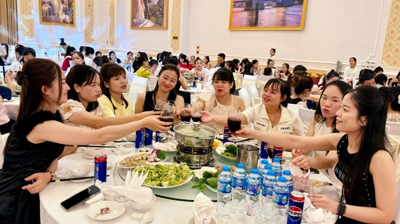Công nhân tham gia bữa tiệc. Công nhân tham gia bữa tiệc.