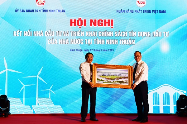 Ông Trịnh Minh Hoàng - Tỉnh ủy viên, Phó Chủ tịch UBND tỉnh Ninh Thuận tặng quà lưu niệm cho ông Lê Văn Hoan - Bí thư Đảng ủy, Chủ tịch HĐQT VDB