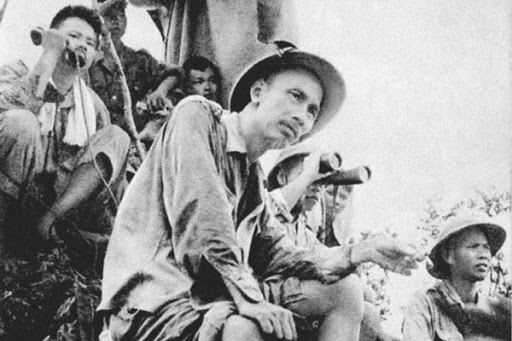 Bác đang cùng chúng cháu hành quân. Ảnh Tư liệu.