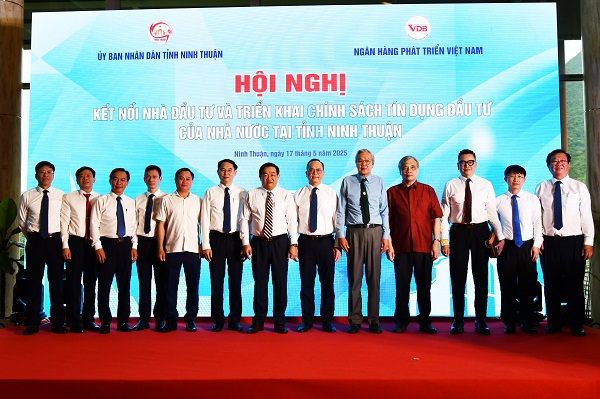 Các vị lãnh đạo tỉnh, VDB và đại biểu chụp ảnh lưu niệm