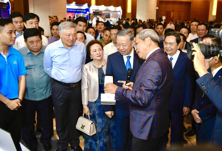 Tổng Bí thư Tô Lâm tham quan các gian hàng trưng bày sản phẩm của các doanh nghiệp tư nhân - Ảnh VGP/Nhật Bắc Tổng Bí thư Tô Lâm tham quan các gian hàng trưng bày sản phẩm của các doanh nghiệp tư nhân - Ảnh VGP/Nhật Bắc