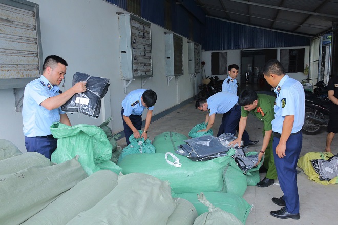 Lực lượng chức năng kiểm tra cơ sở sản xuất Lực lượng chức năng kiểm tra cơ sở sản xuất