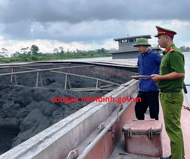 Công an tỉnh Ninh Bình kiểm tra phương tiện chở theo gần 2.000 tấn than xít Công an tỉnh Ninh Bình kiểm tra phương tiện chở theo gần 2.000 tấn than xít