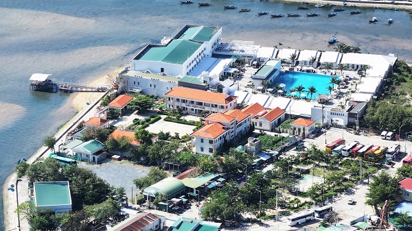 Khu khách sạn cao cấp Vĩnh Hy Resort, nằm ngay bên bờ vịnh Vĩnh Hy, nơi tổ chức chung kết Cuộc thi Nam Vương Thế Giới 2025