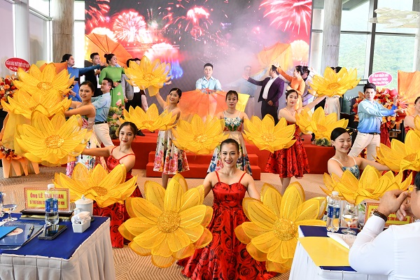 Văn nghệ chào mừng