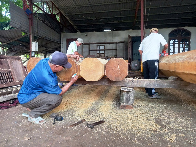 Nghệ nhân Nguyễn Hữu Khanh đang đi những nét vẽ để thợ khắc họa Nghệ nhân Nguyễn Hữu Khanh đang đi những nét vẽ để thợ khắc họa