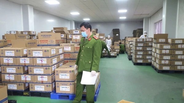 Cơ quan Công an thu giữ số lượng lớn hộp sữa bột giả các loại trong một đường dây sản xuất, buôn bán, tiêu thụ sữa bột giả. (Ảnh: cand.com.vn)