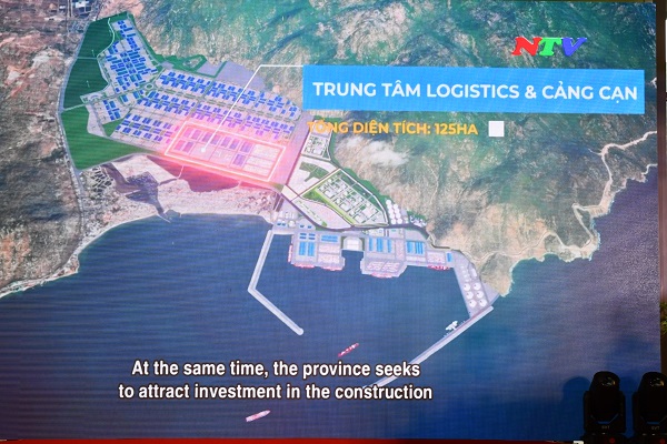 Trình chiếu Video clip “Các dự án ưu tiên kêu gọi đầu tư” và “Chính sách tín dụng đầu tư của Nhà nước”.