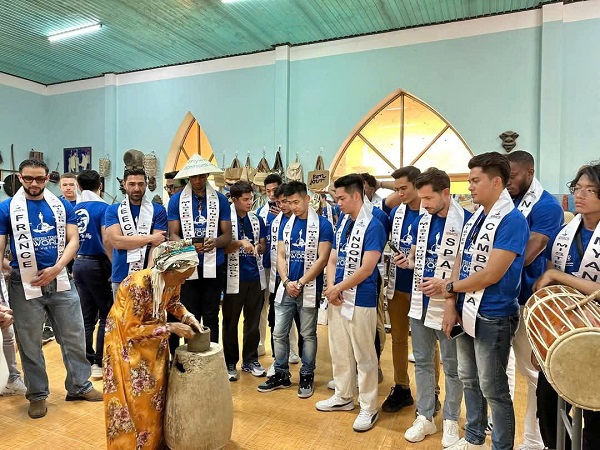 Biểu diễn làm gốm truyền thống tại làng gốm Bầu Trúc trước các thí sinh thi Nam vương quốc tế 2025 đi trải nghiệm