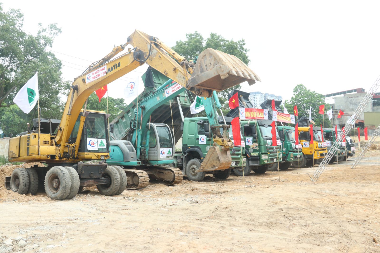 Phương tiện, máy móc sẵn sàng triển khai thi công dự án. Phương tiện, máy móc sẵn sàng triển khai thi công dự án.
