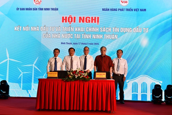 Các vị lãnh đạo tỉnh Ninh Thuận, VDB, khách mời chứng kiết lễ ký kết hợp tác