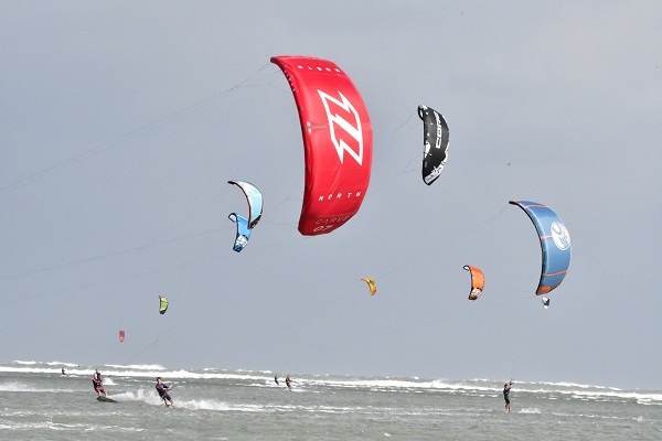 Lướt ván diều trên biển Ninh Chữ, huyện Ninh Hải, tỉnh Ninh Thuận