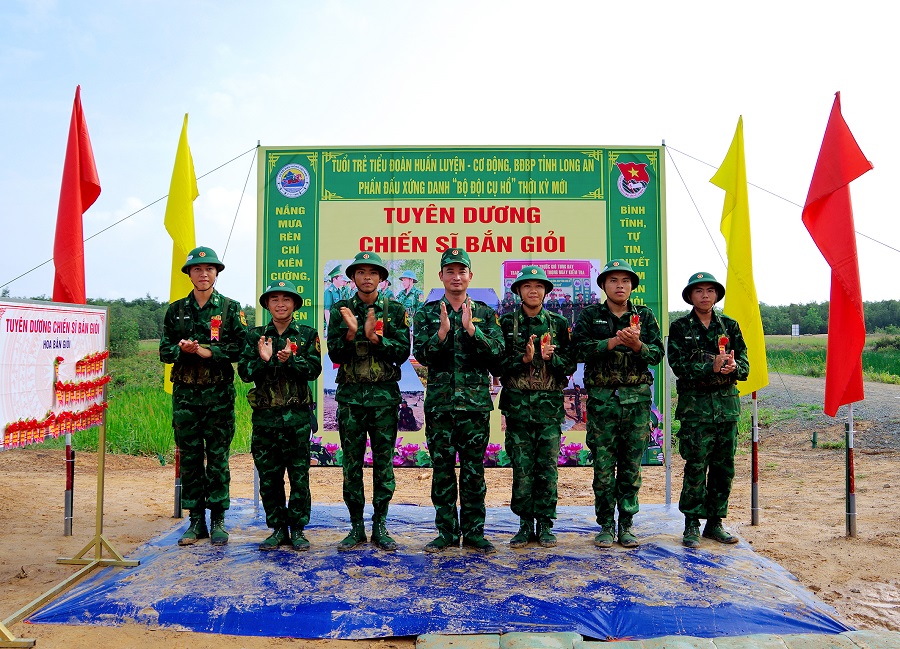 Thiếu tá Lê Văn Huỳnh – Chính trị viên Tiểu đoàn HL-CĐ chúc mừng các đồng chí chiến sĩ mới hoàn thành nội dung bài bắn đạt loại giỏi