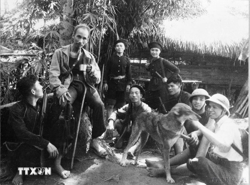 Những giây phút nghỉ ngơi của chủ tịch Hồ Chí Minh trên đường đi công tác tại chiến khu Việt Bắc trong thời kỳ kháng chiến chống thực dân Pháp. (Ảnh: TTXVN)