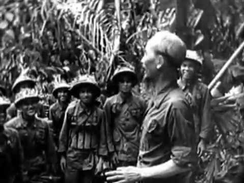 Bác đang cùng chúng cháu hành quân. Ảnh Tư liệu.