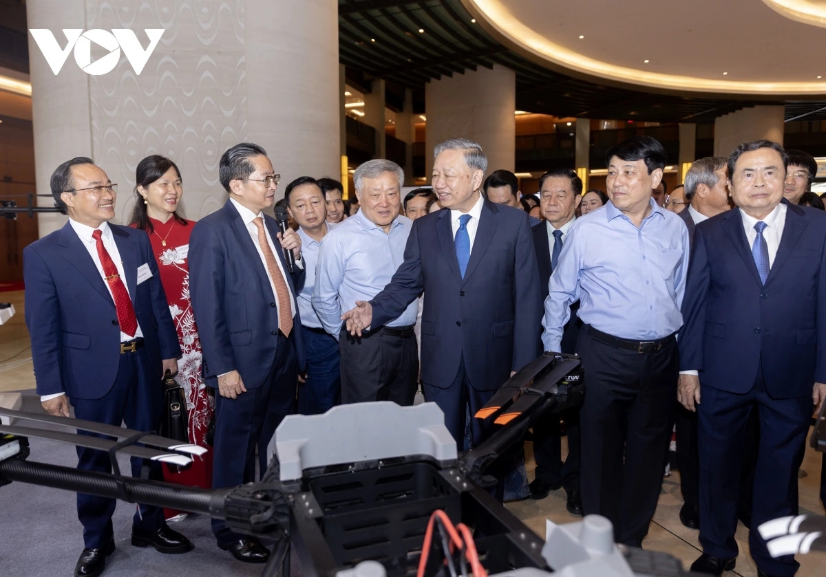 Ông Trần Kim Chung, Chủ tịch Tập đoàn CT Group (người cầm micro) giới thiệu với lãnh đạo Đảng, Nhà nước về gian hàng của Tập đoàn CT Group tại Triển lãm Ông Trần Kim Chung, Chủ tịch Tập đoàn CT Group (người cầm micro) giới thiệu với lãnh đạo Đảng, Nhà nước về gian hàng của Tập đoàn CT Group tại Triển lãm