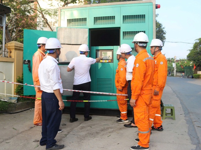 Ông Bành Hồng Hiển – Giám đốc Công ty Điện lực Nghệ An cùng đoàn công tác trực tiếp kiểm tra hiện trường, rà soát công tác đảm bảo cấp điện tại các điểm diễn ra Lễ hội Làng Sen năm 2025. Ông Bành Hồng Hiển – Giám đốc Công ty Điện lực Nghệ An cùng đoàn công tác trực tiếp kiểm tra hiện trường, rà soát công tác đảm bảo cấp điện tại các điểm diễn ra Lễ hội Làng Sen năm 2025.