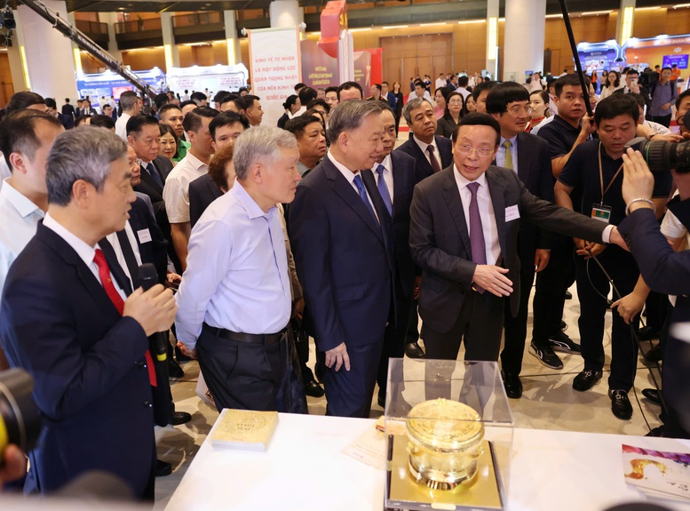 Các đại biểu thăm quan triển lãm trưng bày tại Nhà Quốc hội - Ảnh: VGP/Nhật Bắc Các đại biểu thăm quan triển lãm trưng bày tại Nhà Quốc hội - Ảnh: VGP/Nhật Bắc