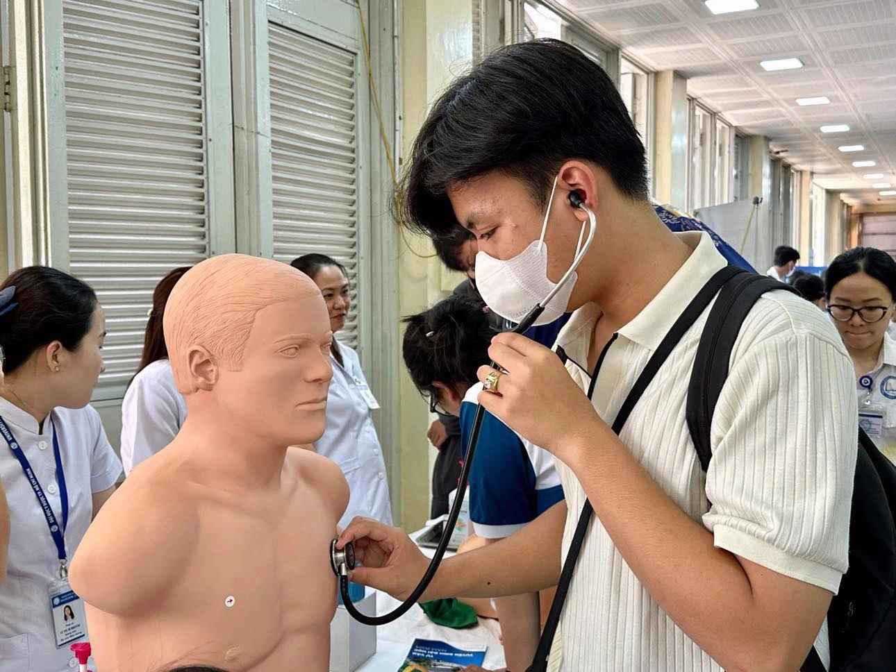 Học sinh tìm hiểu thông tin ngành nghề tại Trường ĐH Y dược TP.HCM. Học sinh tìm hiểu thông tin ngành nghề tại Trường ĐH Y dược TP.HCM.