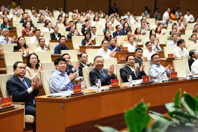 Các đồng chí lãnh đạo Đảng, Nhà nước, Quốc hội dự hội nghị - Ảnh: VGP/Nhật Bắc Các đồng chí lãnh đạo Đảng, Nhà nước, Quốc hội dự hội nghị - Ảnh: VGP/Nhật Bắc