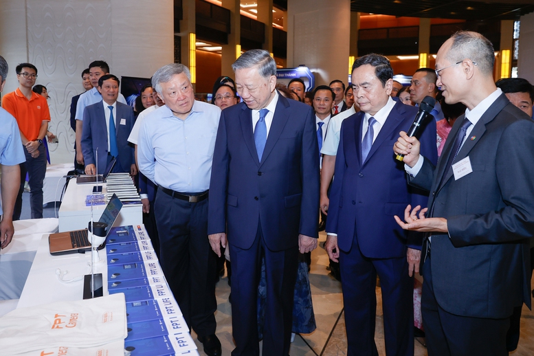 Tổng Bí thư Tô Lâm, Chủ tịch Quốc hội Trần Thanh Mẫn, Phó Thủ tướng Thường trực Chính phủ Nguyễn Hòa Bình thăm các gian trưng bày sản phẩm của các doanh nghiệp tư nhân - Ảnh: VGP/Nhật Bắc Tổng Bí thư Tô Lâm, Chủ tịch Quốc hội Trần Thanh Mẫn, Phó Thủ tướng Thường trực Chính phủ Nguyễn Hòa Bình thăm các gian trưng bày sản phẩm của các doanh nghiệp tư nhân - Ảnh: VGP/Nhật Bắc