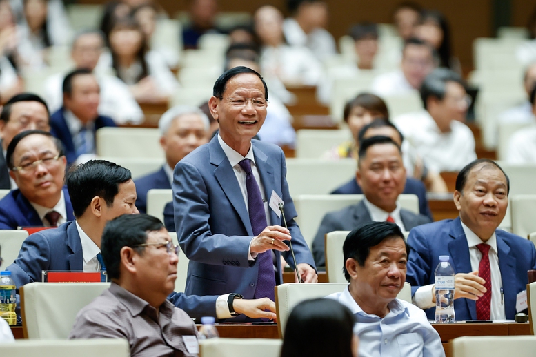Chủ tịch HĐQT Tập đoàn Geleximco Vũ Văn Tiền cho rằng việc Nghị quyết xác định "kinh tế tư nhân là một động lực quan trọng nhất của nền kinh tế quốc gia" là sự thay đổi mang tính chiến lược, đột phá, với tầm nhìn bao trùm, nhận định đúng về vị trí, vai trò của kinh tế tư nhân, xóa bỏ triệt để quan điểm, nhận thức, thái độ định kiến về kinh tế tư nhân - Ảnh: VGP/Nhật Bắc Chủ tịch HĐQT Tập đoàn Geleximco Vũ Văn Tiền cho rằng việc Nghị quyết xác định "kinh tế tư nhân là một động lực quan trọng nhất của nền kinh tế quốc gia" là sự thay đổi mang tính chiến lược, đột phá, với tầm nhìn bao trùm, nhận định đúng về vị trí, vai trò của kinh tế tư nhân, xóa bỏ triệt để quan điểm, nhận thức, thái độ định kiến về kinh tế tư nhân - Ảnh: VGP/Nhật Bắc