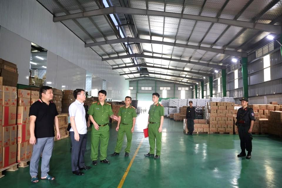 Công an tỉnh Phú Thọ đột kích và xưởng mì chính giả, không rõ xuất xứ của Công ty TNHH Famimoto Việt Nam hôm 24/4 vừa qua. Công an tỉnh Phú Thọ đột kích và xưởng mì chính giả, không rõ xuất xứ của Công ty TNHH Famimoto Việt Nam hôm 24/4 vừa qua.