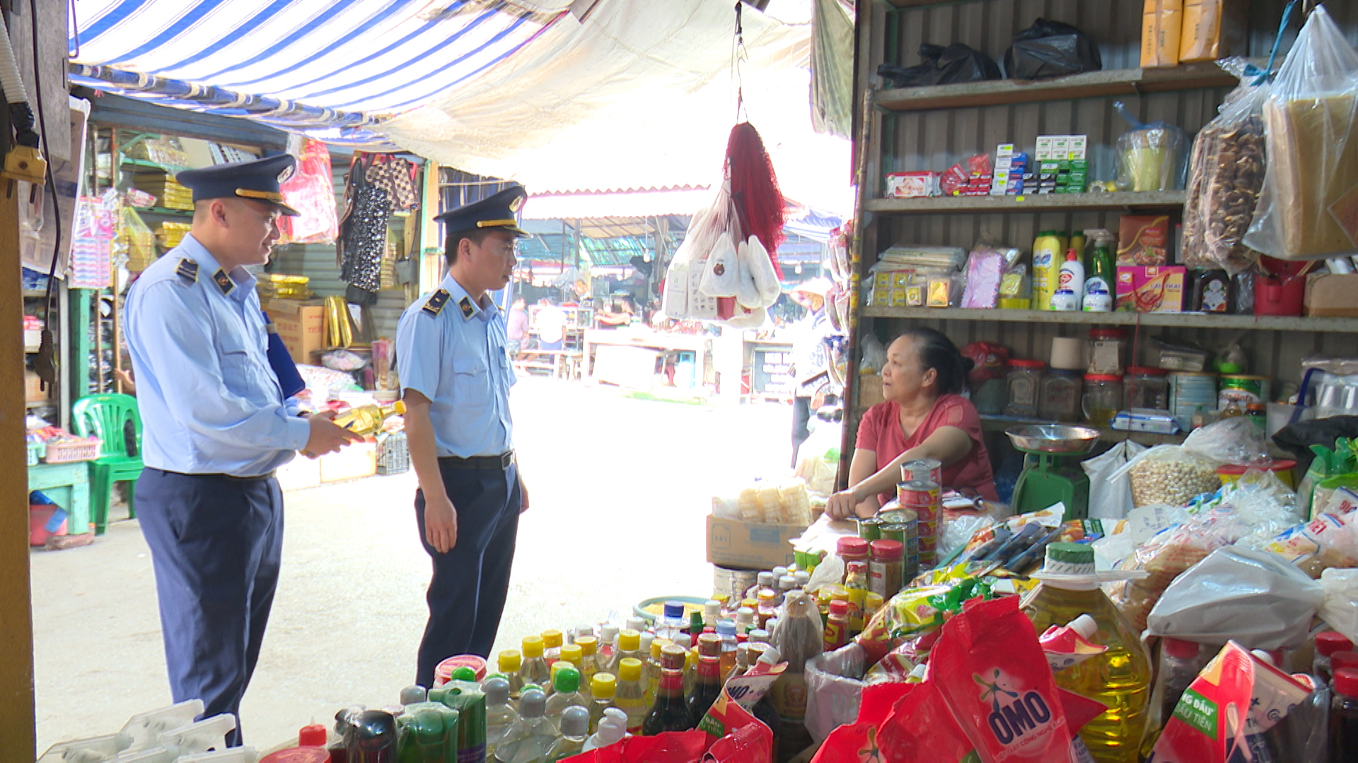 Đội QLTT số 1, Chi cục QLTT Lạng Sơn tuyên truyền, ký cam kết đối với các tiểu thương, hộ kinh doanh tại địa bàn thành phố Lạng Sơn Đội QLTT số 1, Chi cục QLTT Lạng Sơn tuyên truyền, ký cam kết đối với các tiểu thương, hộ kinh doanh tại địa bàn thành phố Lạng Sơn