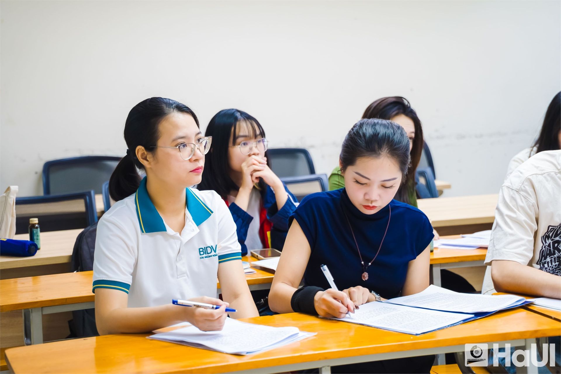 Giữa nhịp sống bận rộn, học viên cao học tại HaUI vẫn rực cháy ngọn lửa đam mê và trách nhiệm trong từng tiết học, nỗ lực học để đổi mới tư duy, nâng tầm kỹ năng và làm chủ hành trình phát triển cá nhân, khẳng định vị thế trong môi trường cạnh tranh toàn cầu. Giữa nhịp sống bận rộn, học viên cao học tại HaUI vẫn rực cháy ngọn lửa đam mê và trách nhiệm trong từng tiết học, nỗ lực học để đổi mới tư duy, nâng tầm kỹ năng và làm chủ hành trình phát triển cá nhân, khẳng định vị thế trong môi trường cạnh tranh toàn cầu.