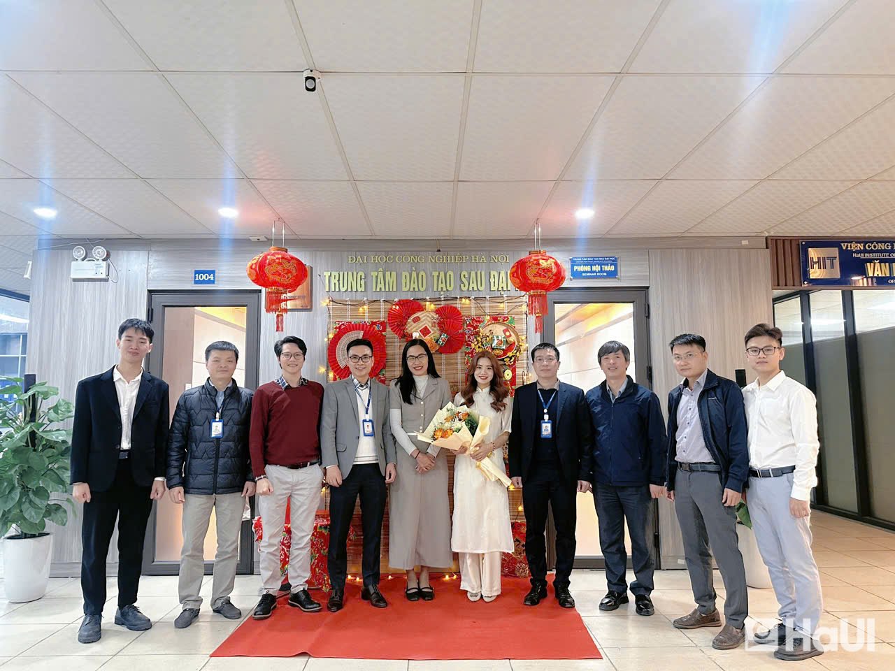 Niềm vui trong ngày bảo vệ thành công Đồ án tốt nghiệp của cựu học viên Trần Thị Nhất – ngành Thạc sĩ Cơ điện tử, HaUI. Niềm vui trong ngày bảo vệ thành công Đồ án tốt nghiệp của cựu học viên Trần Thị Nhất – ngành Thạc sĩ Cơ điện tử, HaUI.