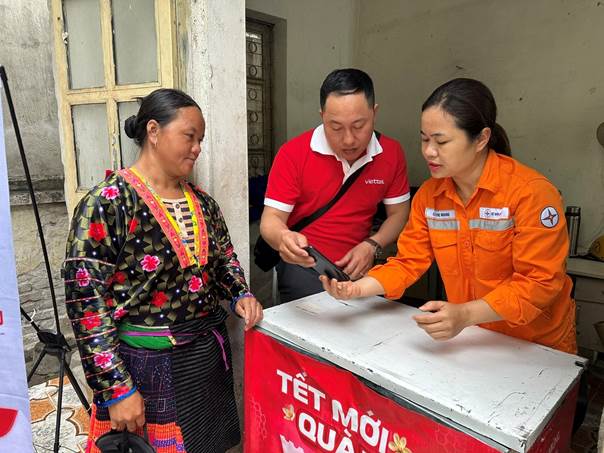 Điện lực Mường Chà triển khai thanh toán tiền điện không dùng tiền mặt qua Viettel Money