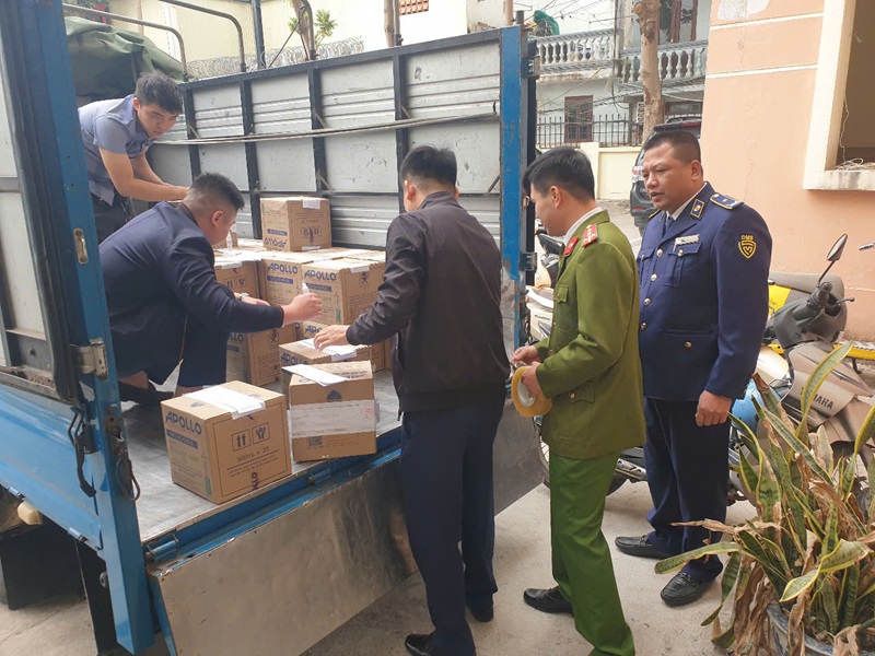 Bàn giao Cơ quan điều tra vụ việc 2.400 chai keo Apollo Silicone giả.