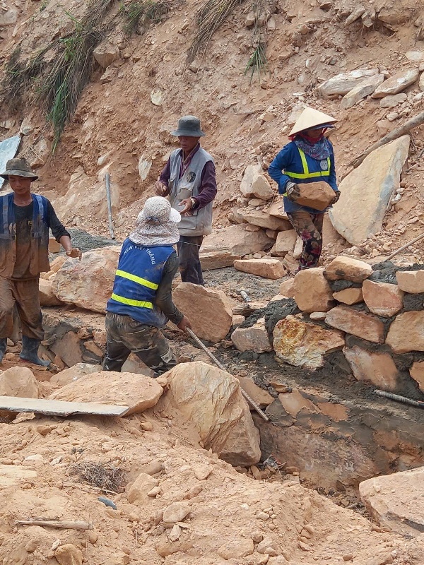 Dưới cái nắng nóng trên dưới 35 độ các người thợ vẫn bền bỉ thi công Dưới cái nắng nóng trên dưới 35 độ các người thợ vẫn bền bỉ thi công