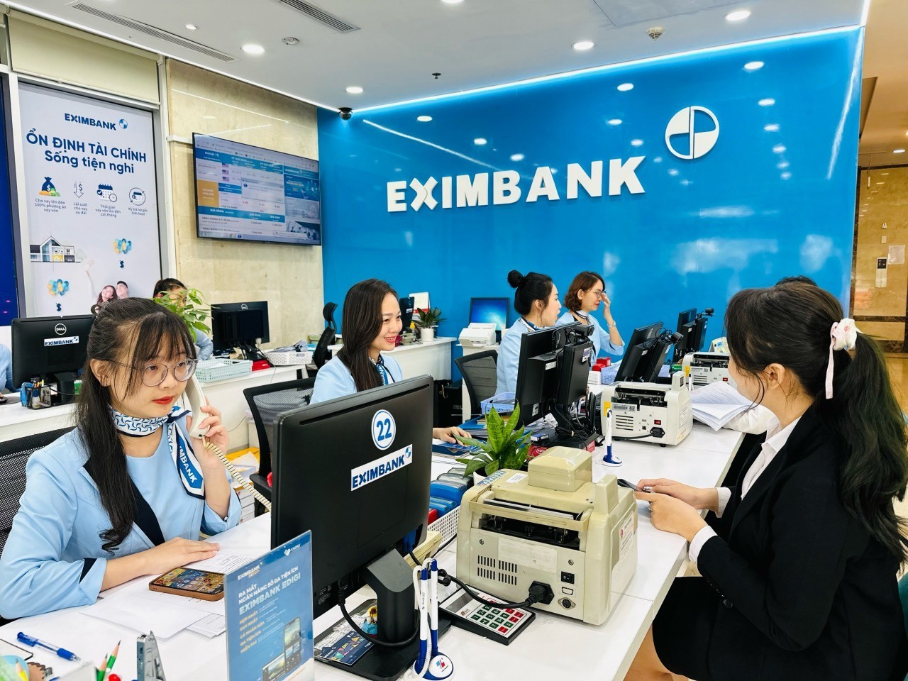 Ngân hàng TMCP Xuất nhập khẩu Việt Nam (Eximbank) vừa điều chỉnh lãi suất huy động trực tuyến với mức tăng từ 0,1-0,2%/năm ở các kỳ hạn từ 1-5 tháng và giảm 0,2%/năm kỳ hạn 6-15 tháng. (Ảnh minh họa) Ngân hàng TMCP Xuất nhập khẩu Việt Nam (Eximbank) vừa điều chỉnh lãi suất huy động trực tuyến với mức tăng từ 0,1-0,2%/năm ở các kỳ hạn từ 1-5 tháng và giảm 0,2%/năm kỳ hạn 6-15 tháng. (Ảnh minh họa)