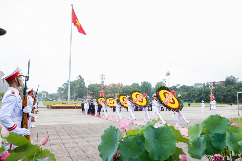 Các đồng chí lãnh đạo Đảng, Nhà nước, nguyên lãnh đạo Đảng, Nhà nước vào Lăng viếng Bác - Ảnh: VGP/Nhật Bắc Các đồng chí lãnh đạo Đảng, Nhà nước, nguyên lãnh đạo Đảng, Nhà nước vào Lăng viếng Bác - Ảnh: VGP/Nhật Bắc
