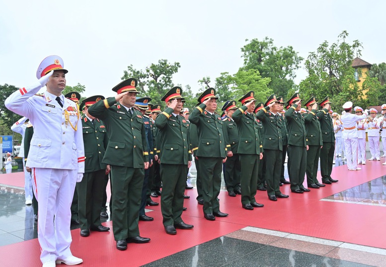 Đoàn đại biểu Quân ủy Trung ương-Bộ Quốc phòng tưởng niệm các Anh hùng liệt sĩ - Ảnh: VGP/Nhật Bắc Đoàn đại biểu Quân ủy Trung ương-Bộ Quốc phòng tưởng niệm các Anh hùng liệt sĩ - Ảnh: VGP/Nhật Bắc