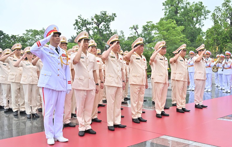 Đoàn đại biểu Đảng ủy Công an Trung ương-Bộ Công an tưởng niệm các Anh hùng liệt sĩ - Ảnh: VGP/Nhật Bắc Đoàn đại biểu Đảng ủy Công an Trung ương-Bộ Công an tưởng niệm các Anh hùng liệt sĩ - Ảnh: VGP/Nhật Bắc