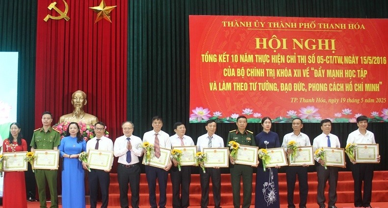 Các đồng chí lãnh đạo thành phố trao giấy khen cho các tập thể. Các đồng chí lãnh đạo thành phố trao giấy khen cho các tập thể.