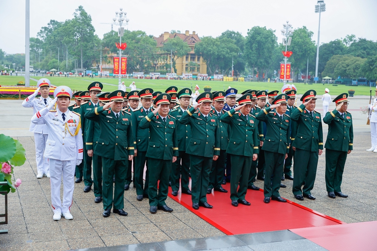 Đoàn đại biểu Quân ủy Trung ương-Bộ Quốc phòng vào Lăng viếng Bác - Ảnh: VGP/Nhật Bắc Đoàn đại biểu Quân ủy Trung ương-Bộ Quốc phòng vào Lăng viếng Bác - Ảnh: VGP/Nhật Bắc