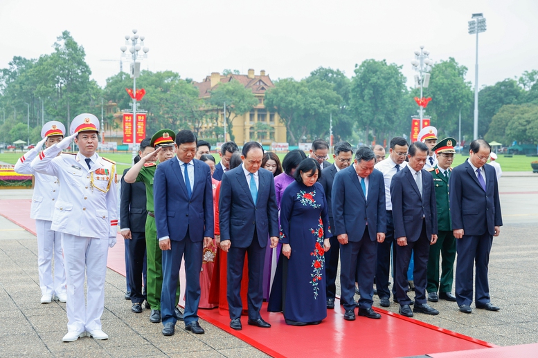 Đoàn đại biểu Thành uỷ, HĐND, UBND TP. Hà Nội viếng Bác - Ảnh: VGP/Nhật Bắc Đoàn đại biểu Thành uỷ, HĐND, UBND TP. Hà Nội viếng Bác - Ảnh: VGP/Nhật Bắc