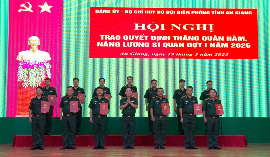 Bộ đội Biên phòng tỉnh An Giang: Trao quyết định thăng quân hàm, nâng lương Sĩ quan đợt I năm 2025
