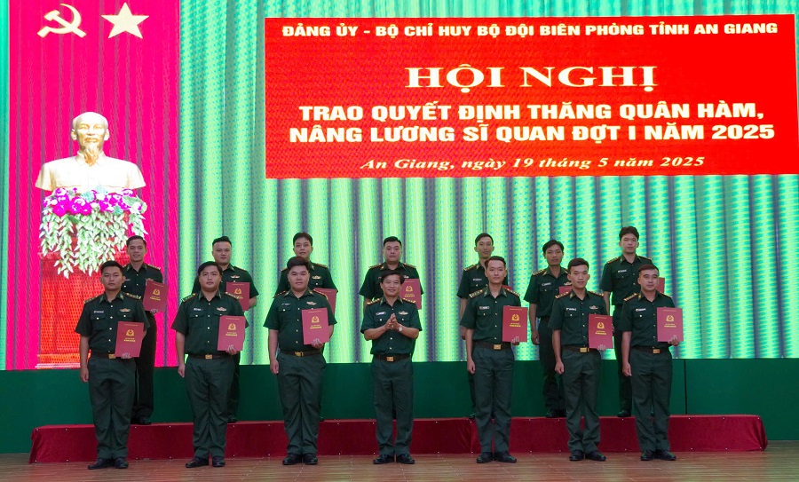 Thượng tá Huỳnh Thanh Tâm, Phó Chỉ huy trưởng BĐBP tỉnh trao quyết định cho các đồng chí Thượng tá Huỳnh Thanh Tâm, Phó Chỉ huy trưởng BĐBP tỉnh trao quyết định cho các đồng chí