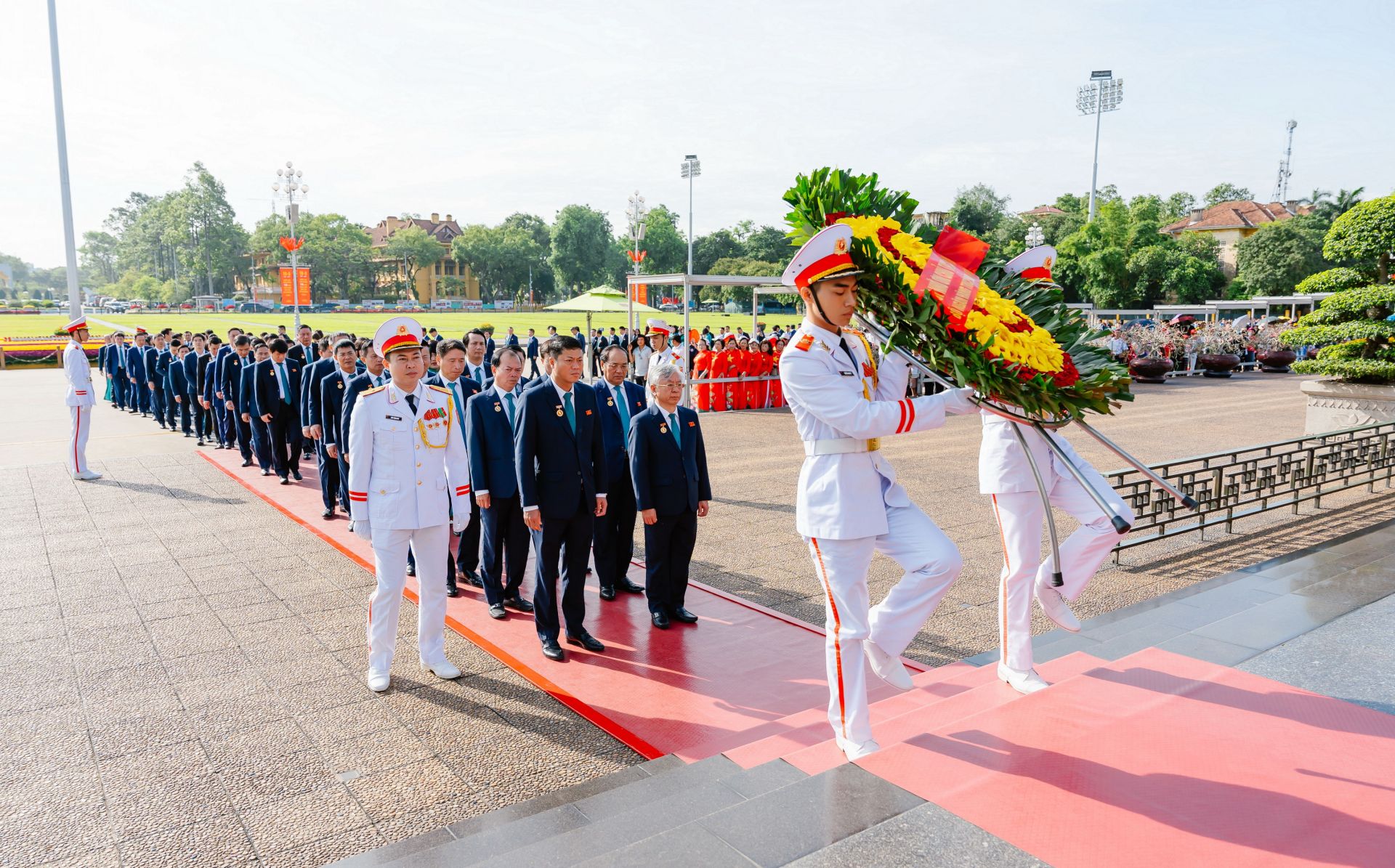 Ảnh 05: Trước đó, sáng 18/5/2025, Đảng ủy, Ban Lãnh đạo BIDV cùng các đại biểu về dự Đại hội tổ chức lễ dâng hoa và vào Lăng viếng Chủ tịch Hồ Chí Minh