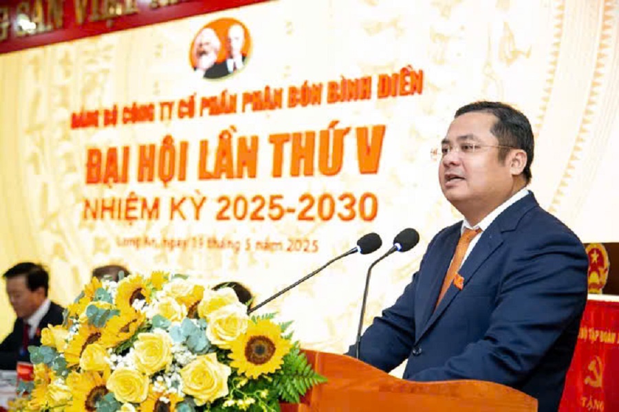 Đồng chí Phùng Quang Hiệp, Ủy viên Ban Chấp hành Đảng bộ Chính phủ, Bí thư Đảng ủy, Chủ tịch HĐTV Tập đoàn Hoá chất Việt Nam phát biểu chỉ đạo đại hội. Đồng chí Phùng Quang Hiệp, Ủy viên Ban Chấp hành Đảng bộ Chính phủ, Bí thư Đảng ủy, Chủ tịch HĐTV Tập đoàn Hoá chất Việt Nam phát biểu chỉ đạo đại hội.