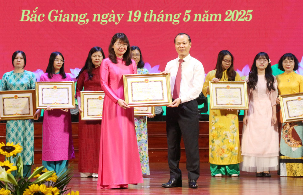 Đồng ch&iacute; Mai Sơn trao Bằng khen của Chủ tịch UBND tỉnh cho gi&aacute;o vi&ecirc;n c&oacute; th&agrave;nh t&iacute;ch xuất sắc trong c&ocirc;ng t&aacute;c bồi dưỡng học sinh giỏi quốc gia.